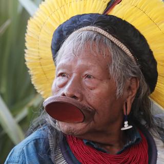 A 90 ans, le chef Raoni lance un appel aux dons pour venir en aide aux populations indigènes d'Amazonie face au coronavirus. [Guillaume Horcajuelo]