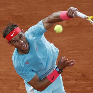Spain's Rafael Nadal serves against Serbia's Novak Djokovic in the final match of the French Open tennis tournament at the Roland Garros stadium in Paris, France, Sunday, Oct. 11, 2020. (AP Photo/Alessandra Tarantino). [AP Photo/Keystone - Alessandra Tarantino]