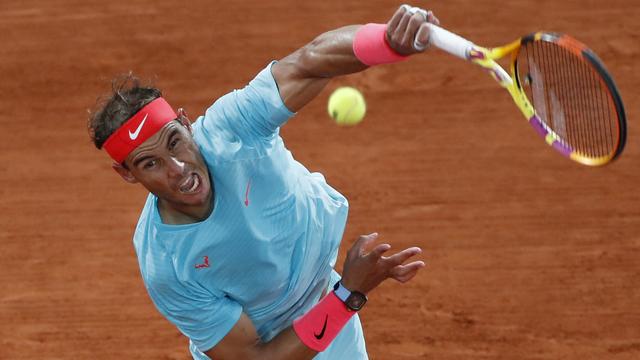 Spain's Rafael Nadal serves against Serbia's Novak Djokovic in the final match of the French Open tennis tournament at the Roland Garros stadium in Paris, France, Sunday, Oct. 11, 2020. (AP Photo/Alessandra Tarantino). [AP Photo/Keystone - Alessandra Tarantino]