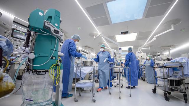 Aux HUG, le pic de 550 patients Covid hospitalisés au printemps devrait bientôt être dépassé. [Keystone - Martial Trezzini]