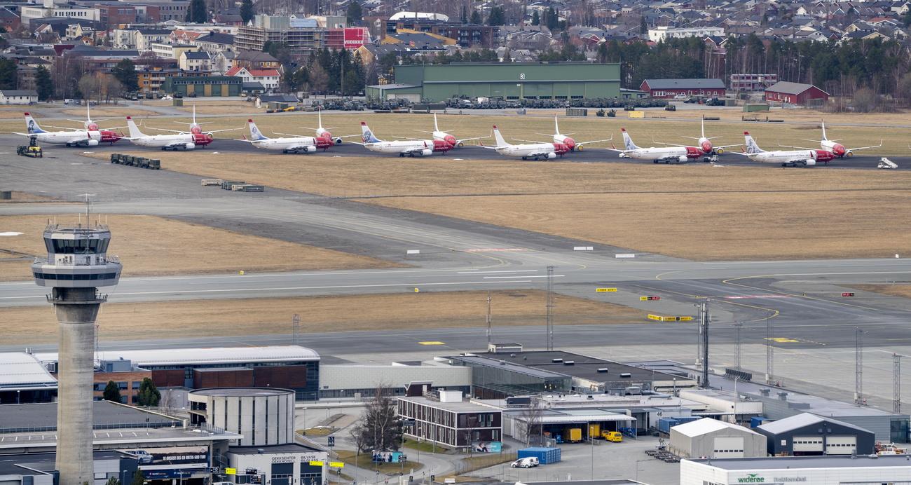 La plupart des avions de Norwegian sont cloués au sol en raison de l'épidémie de Covid-19 (ici à l'aéroport de Trondheim le 7 avril 2020). [Keystone/EPA - Gorm Kallestad]