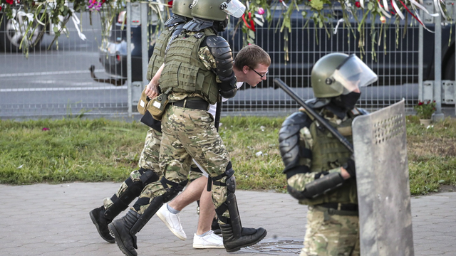 Les forces spéciales de l'armée biélorusse emmènent un manifestant à Minsk, 11.08.2020. [EPA/Keystone - Tatyana Zenkovich]