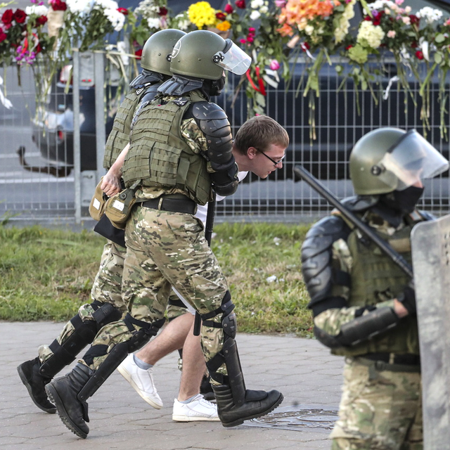Les forces spéciales de l'armée biélorusse emmènent un manifestant à Minsk, 11.08.2020. [EPA/Keystone - Tatyana Zenkovich]