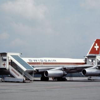 Le Convair Coronado HB-ICD de Swissair dans lequel la bombe a explosé, photographié ici à Kloten. [ETH-Bibliothek Zürich - Swissair]