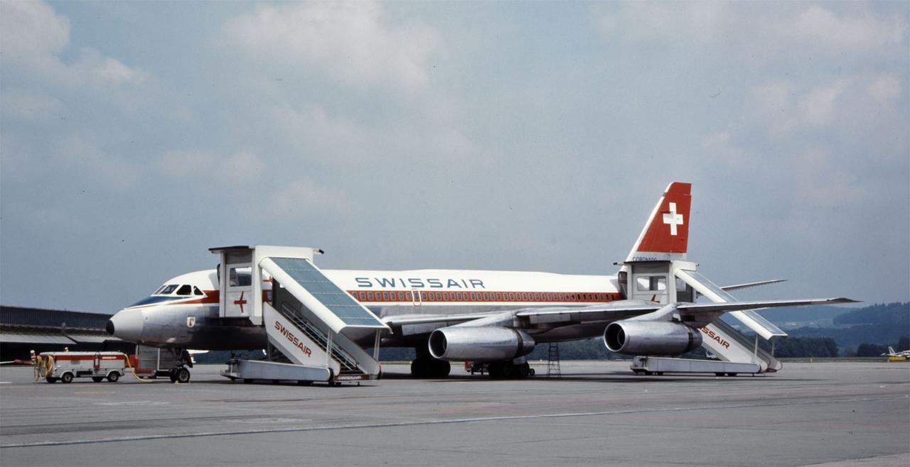 Le Convair Coronado HB-ICD de Swissair dans lequel la bombe a explosé, photographié ici à Kloten. [ETH-Bibliothek Zürich - Swissair]