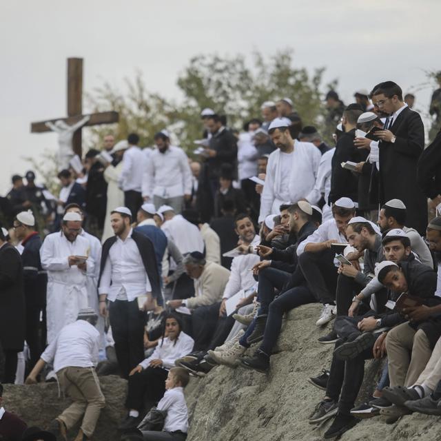 Chaque année, des milliers de pèlerins juifs orthodoxes se réunissent à Ouman en Ukraine pour célébrer Rosh Hashanah. [EPA/Keystone - Oleg Petraskiuk]