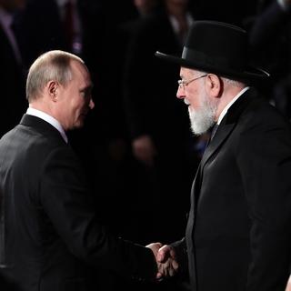 Vladimir Poutine et le rabbin israélien Meir Lau à Jérusalem pendant les commémorations de la libération d'Auschwitz. [EPA/Keystone - Abir Sultan]