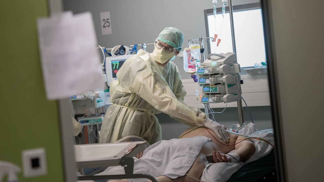 Un soignant s'occupe d'un patient intubé, le 2 avril 2020 dans un hôpital de Locarno. [Keystone - Pablo Gianinazzi]