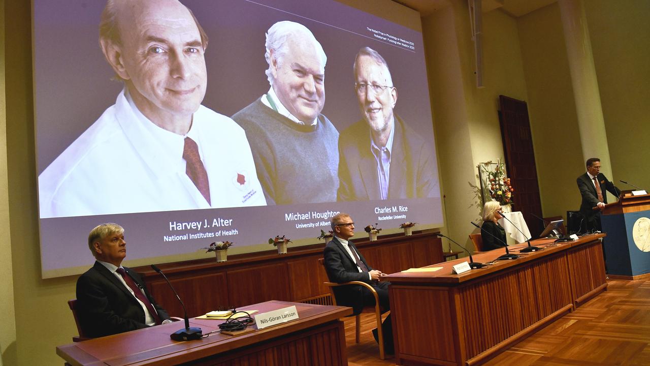 Michael Houghton, Harvey Alter et Charles Rice sont les lauréats du prix Nobel de médecine 2020. [EPA via Keystone - Claudio Bresciani]