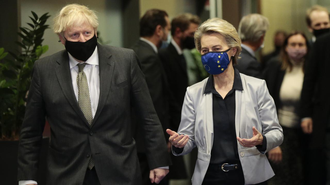Le Premier ministre britannique Boris Johnson et la présidente de la Commission européenne Ursula von der Leyen avant un meeting à Bruxelles, le 9 décembre 2020. [Keystone/Pool via AP - Olivier Hoslet]