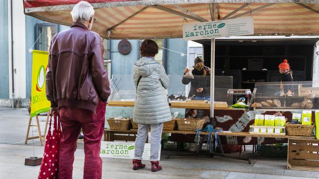 La Chaux-de-Fonds a autorisé la réouverture d'un marché. [Keystone - Jean-Christophe Bott]