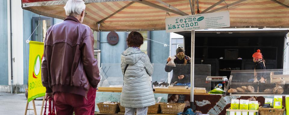 La Chaux-de-Fonds a autorisé la réouverture d'un marché. [Keystone - Jean-Christophe Bott]