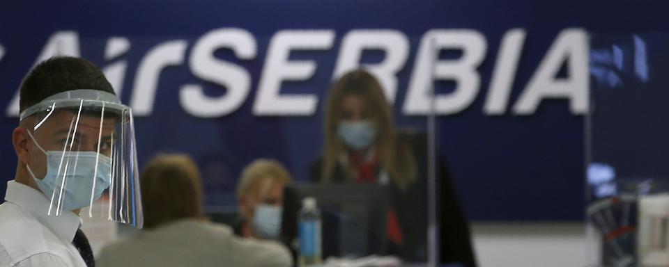 Les passagers en provenance de Serbie devront observer une quarantaine à leur arrivée en Suisse. [Keystone - AP Photo/Darko Vojinovic]