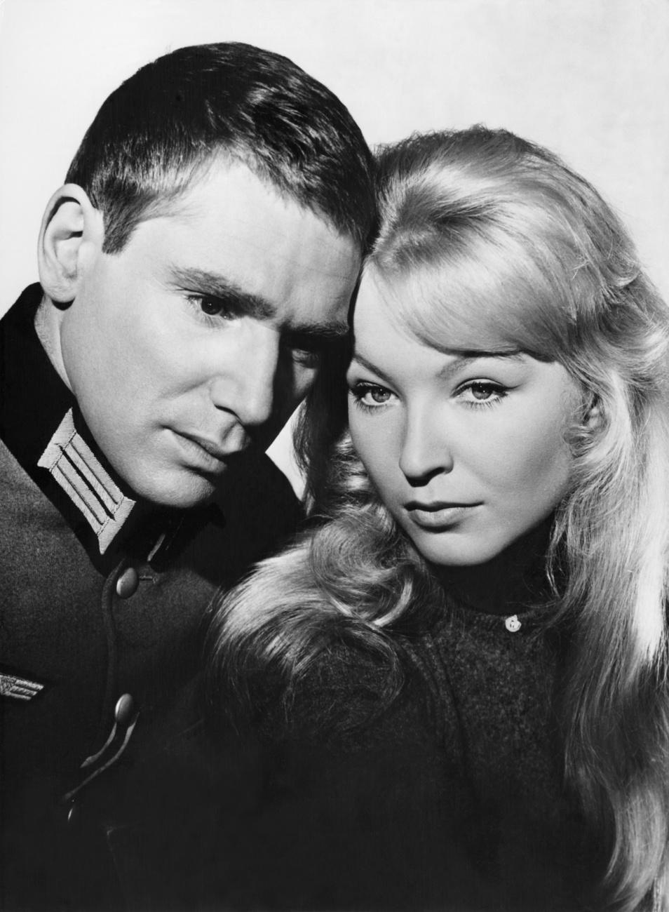 Robert Hossein et Marina Vlady dans le film "La nuit des Espions", en 1959. Il a eu deux fils avec la comédienne, Igor et Pierre. [Keystone - Str]