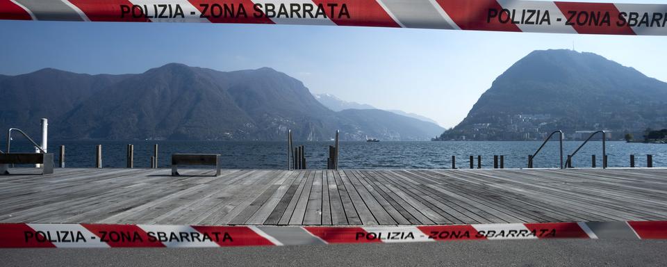 La rive du lac de Lugano, fermé en raison du Covid-19, le 2 avril 2020 à Lugano. [Keystone - Francesca Agosta]