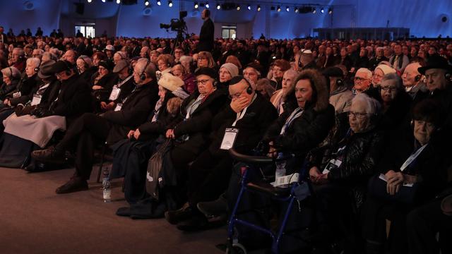 Des survivants d'Auschwitz réunis dans le camp d'extermination. [Keystone - AP Photo/Markus Schreiber]