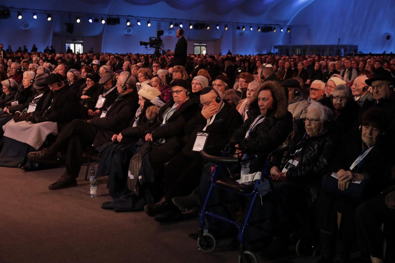 Des survivants d'Auschwitz réunis dans le camp d'extermination. [Keystone - AP Photo/Markus Schreiber]