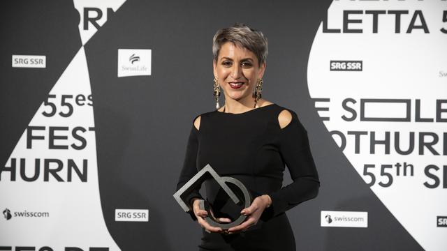 Boutheyna Bouslama reçoit le prix de Soleure pour "À la recherche de l'homme à la caméra". [Keystone - Peter Klaunzer]