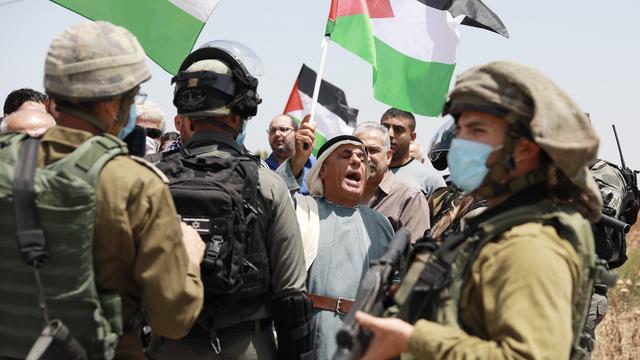 Des manifestants palestiniens face à des soldats israéliens, près du checkpoint militaire de Jabara, à Tulkarem, dans le nord de la Cisjordanie, le 5 juin 2020. [AFP/Anadolu Agency - Issam Rimawi]