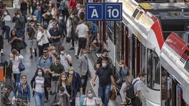 Train, bus, métro: le port du masque devient obligatoire. [Keystone - Urs Flueeler]