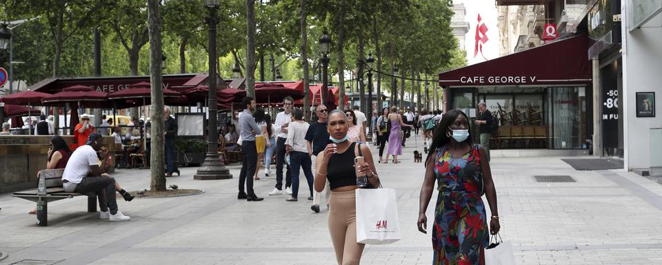 Les Parisiens et les touristes pourront à nouveau se rendre au cinéma comme ici sur les fameux Champs-Elysées à partir de lundi. [Thibault Camus]