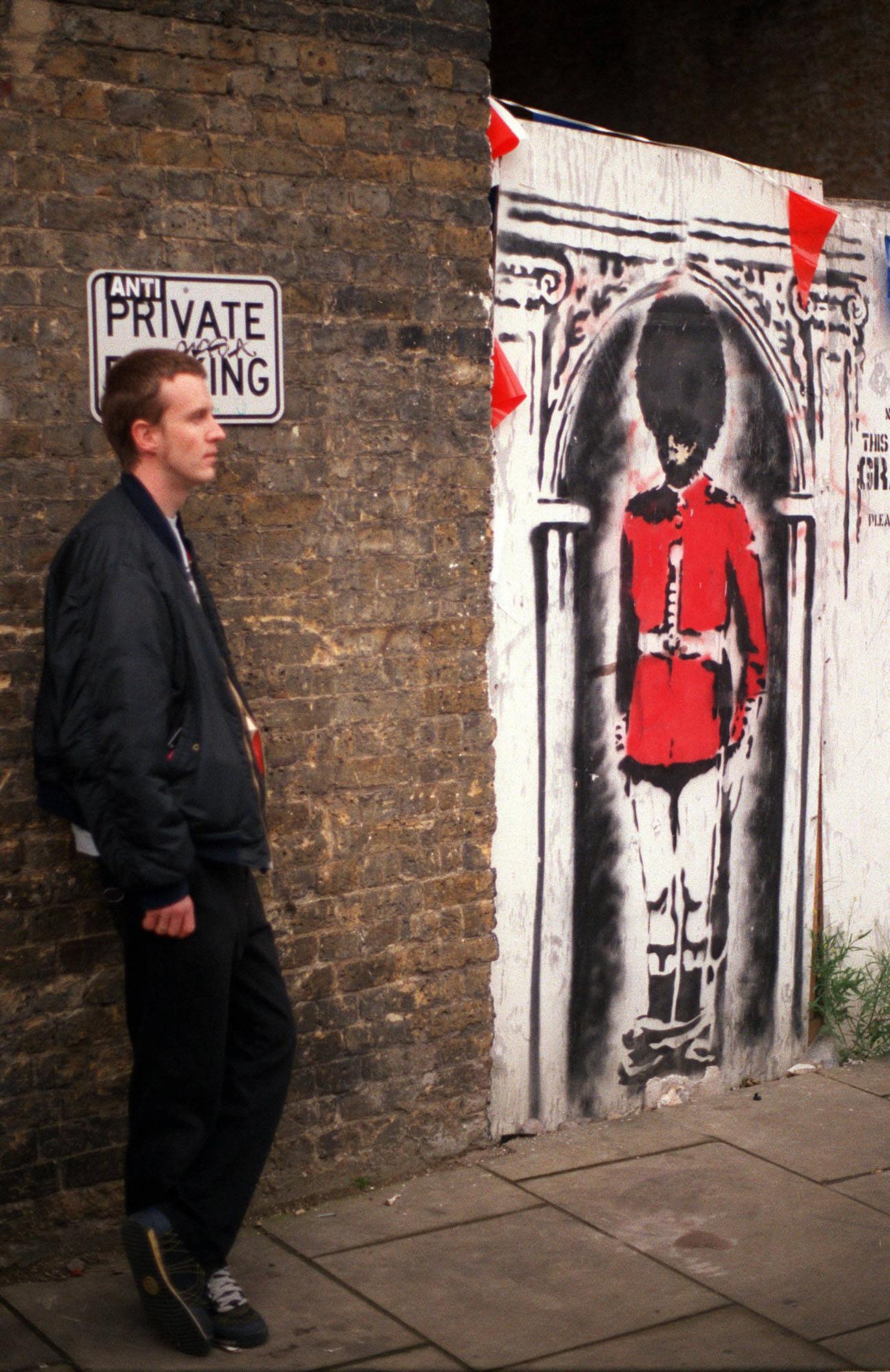 Une oeuvre de Banksy dans les rues de Londres, en 2002. [AFP - BEN FATHERS]