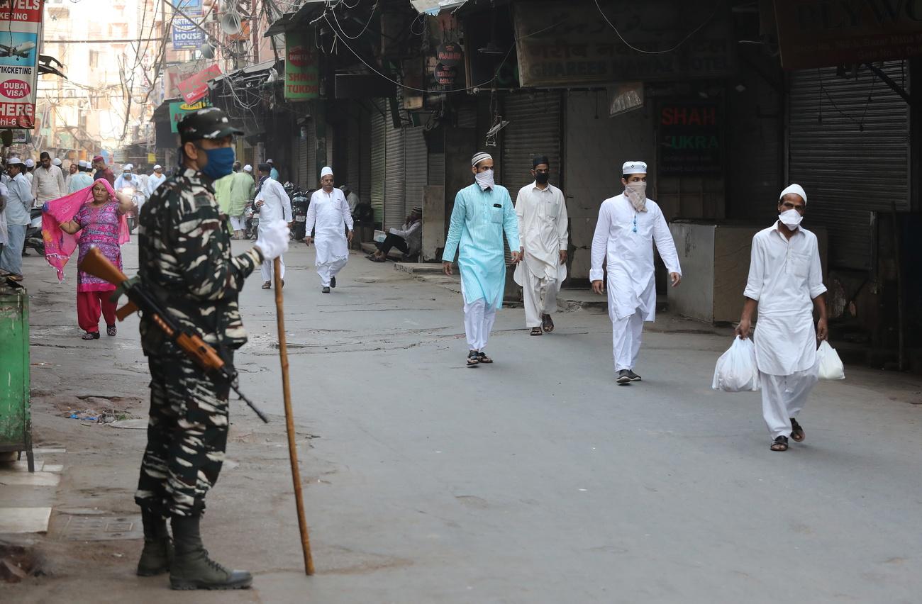 En Inde, la sécurité a été renforcée près des mosquées de Delhi. La majorité des musulmans fêtent la fin du ramadan à leur domicile. [Keystone - RAJAT GUPTA]
