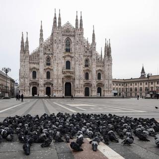 10 mars: la Piazza del Duomo de Milan abandonnée aux pigeons. [afp - Miguel Medina]