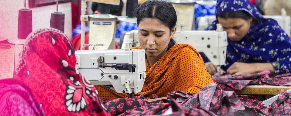 Des travailleuses bangladaises travaillent dans une usine de confection à Savar, dans la banlieue de Dacca (Bangladesh). [AFP - Mehedi Hasan / NurPhoto]