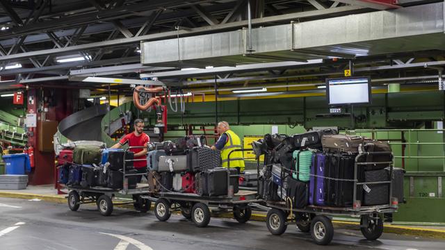 Le centre logistique de tri des bagages de l'aéroport de Genève. [Keystone - Martial Trezzini]