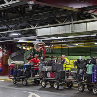 Le centre logistique de tri des bagages de l'aéroport de Genève. [Keystone - Martial Trezzini]