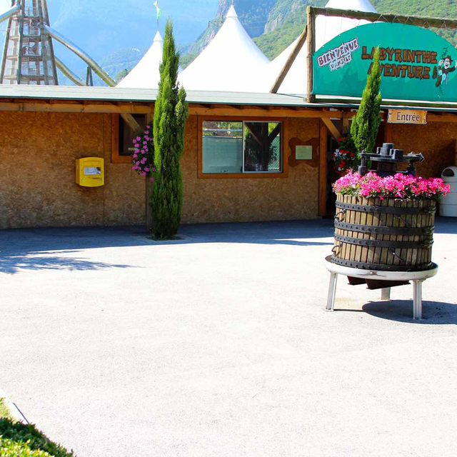 L'entrée du parc d'attraction d'Evionnaz (VS). [Labyrinthe Aventure]