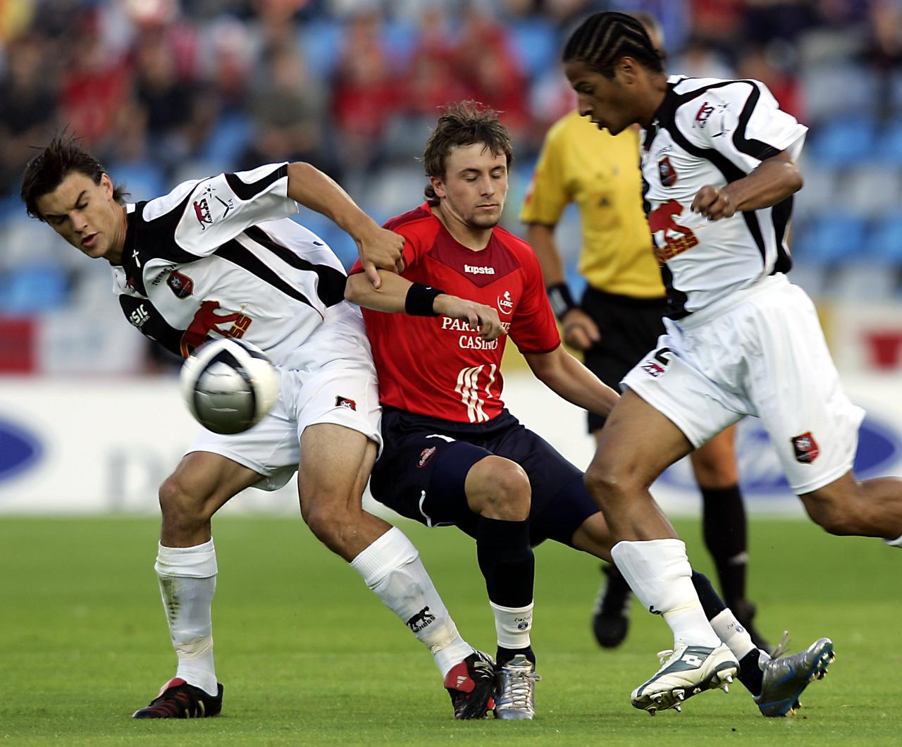 Alain Rochat (à gauche) bloque ici son compatriote Daniel Gygax lors d'un Rennes-Lille de Ligue 1. [AFP - PHILIPPE HUGUEN]