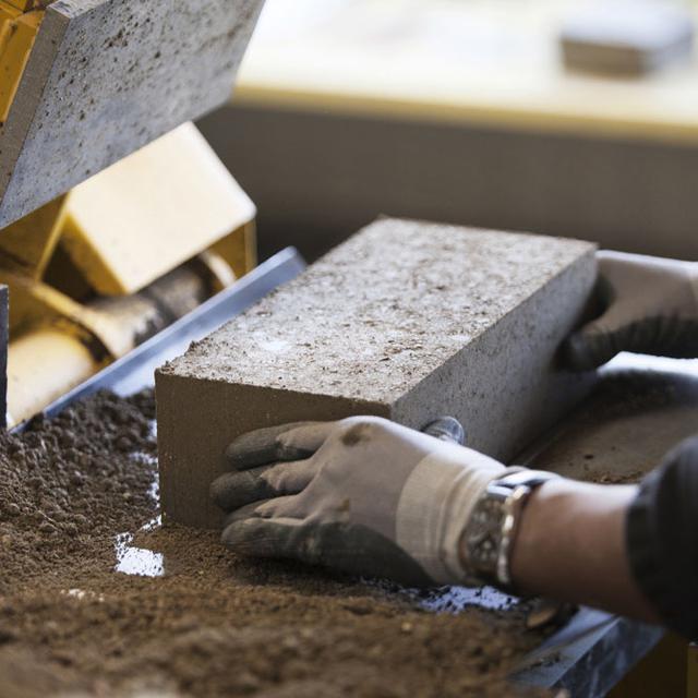 La startup genevoise Terrabloc qui a créé un procédé performant capable de produire des briques à partir de terre argileuse. [Terrabloc - DR]