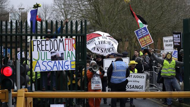 Plusieurs personnes protestent contre l'extradition du fondateur de WikiLeaks devant la Woolwich Crown Court. [Keystone/AP - Matt Dunham]