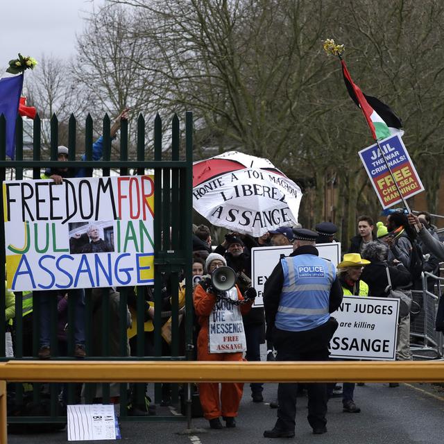 Plusieurs personnes protestent contre l'extradition du fondateur de WikiLeaks devant la Woolwich Crown Court. [Keystone/AP - Matt Dunham]