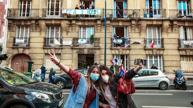 Des jeunes dans une rue de Saint Mande, près de Paris. [Keystone - EPA/Christophe Petit Tesson]