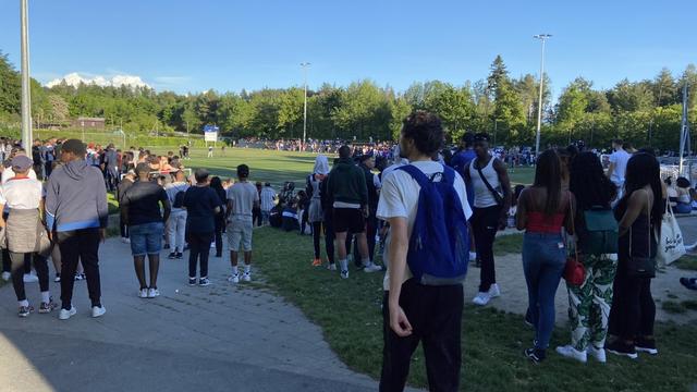 Près de 1000 jeunes ont assisté à un match de foot à Lausanne. [RTS - Virginie Gerhard]