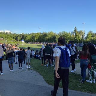 Près de 1000 jeunes ont assisté à un match de foot à Lausanne. [RTS - Virginie Gerhard]