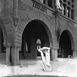 La statue de Louis Agassiz, devant l’Université de Stanford en Californie, après le séisme de San Francisco de 1906. [Domaine public / Wiki Commons]