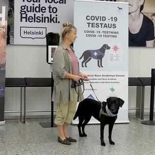 Des chiens repèrent les personnes infectées à l'aéroport d'Helsinki, en Finlande. [Reuters - Attila Cser]