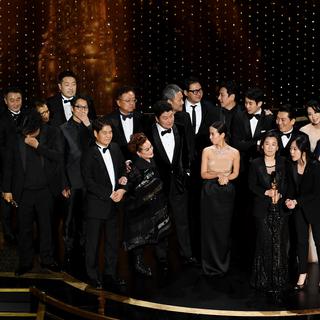 L'équipe du film sud-coréen "Parasite" accepte l'Oscar du meilleur film lors de la 92e cérémonie des Oscars à Los Angeles. [Getty Images/AFP - Kevin Winter]