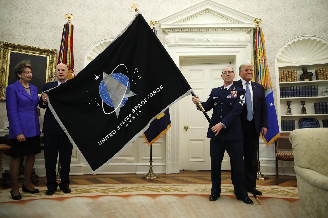 Donald Trump a présenté à la maison blanche le drapeau de la Space Force en mai 2020. Un logo qui a été comparé par de nombreux internautes à celui de la série télévisée Star Trek. [AP - Alex Brandon]