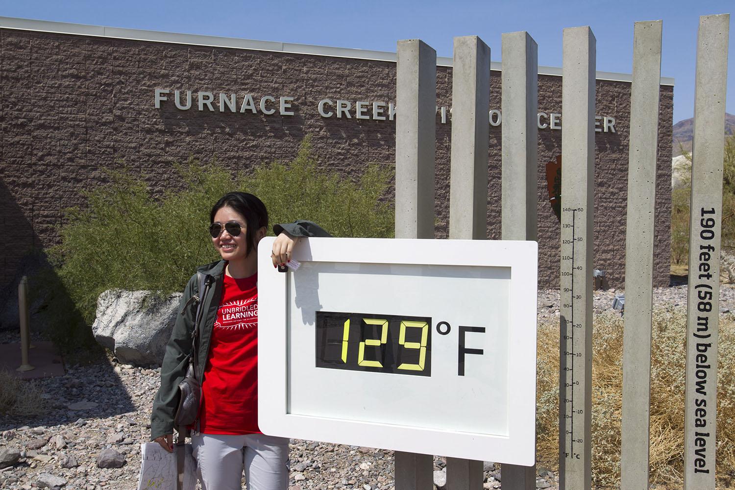 Une étudiante chinoise devant le panneau affichant la température à Furnice Creek en 2013. [Reuters - Steve Marcus]