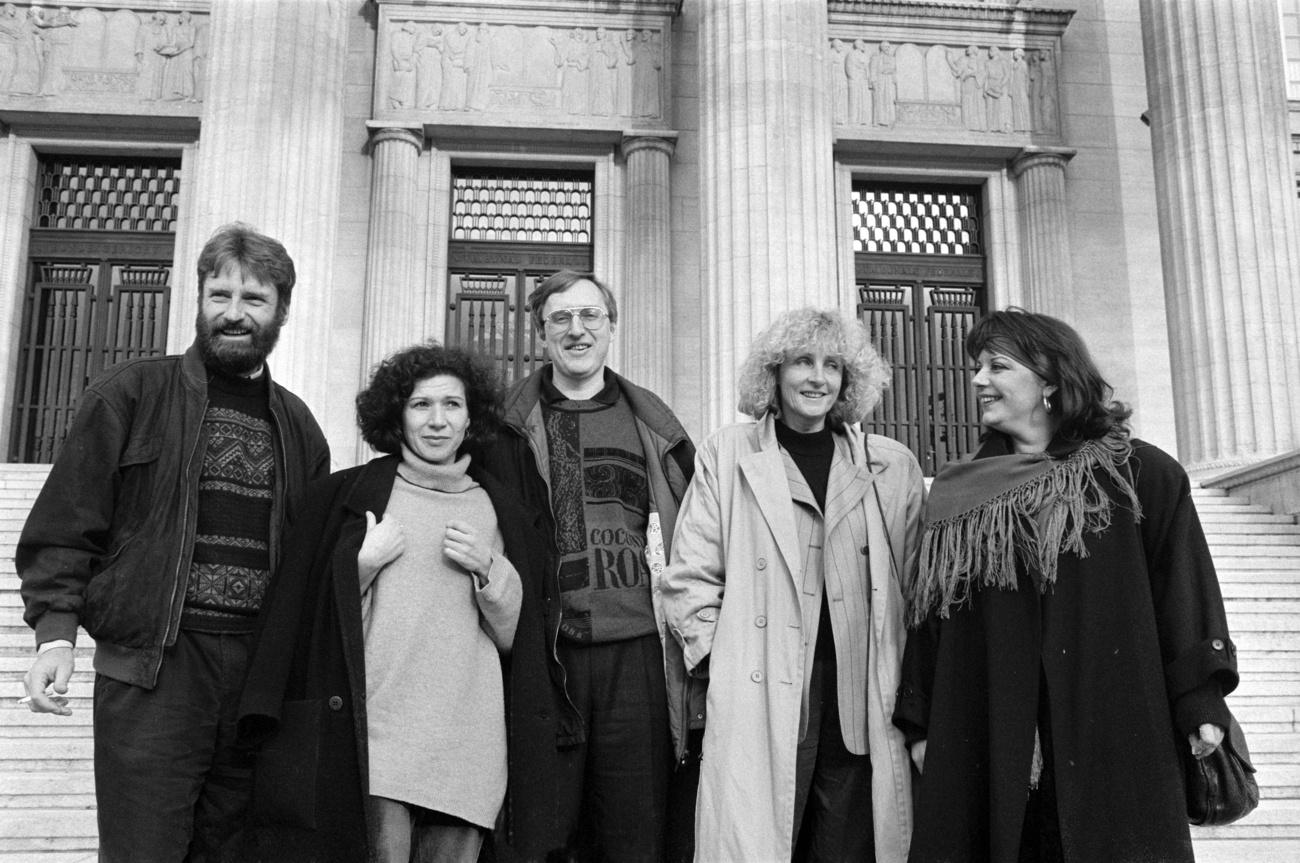 Theresa Rohner (à droite) et ses compagnons d'armes posent devant le Tribunal fédéral à Lausanne, le 27 novembre 1990. [KEYSTONE - KEYSTONE/Jean Guy Python]