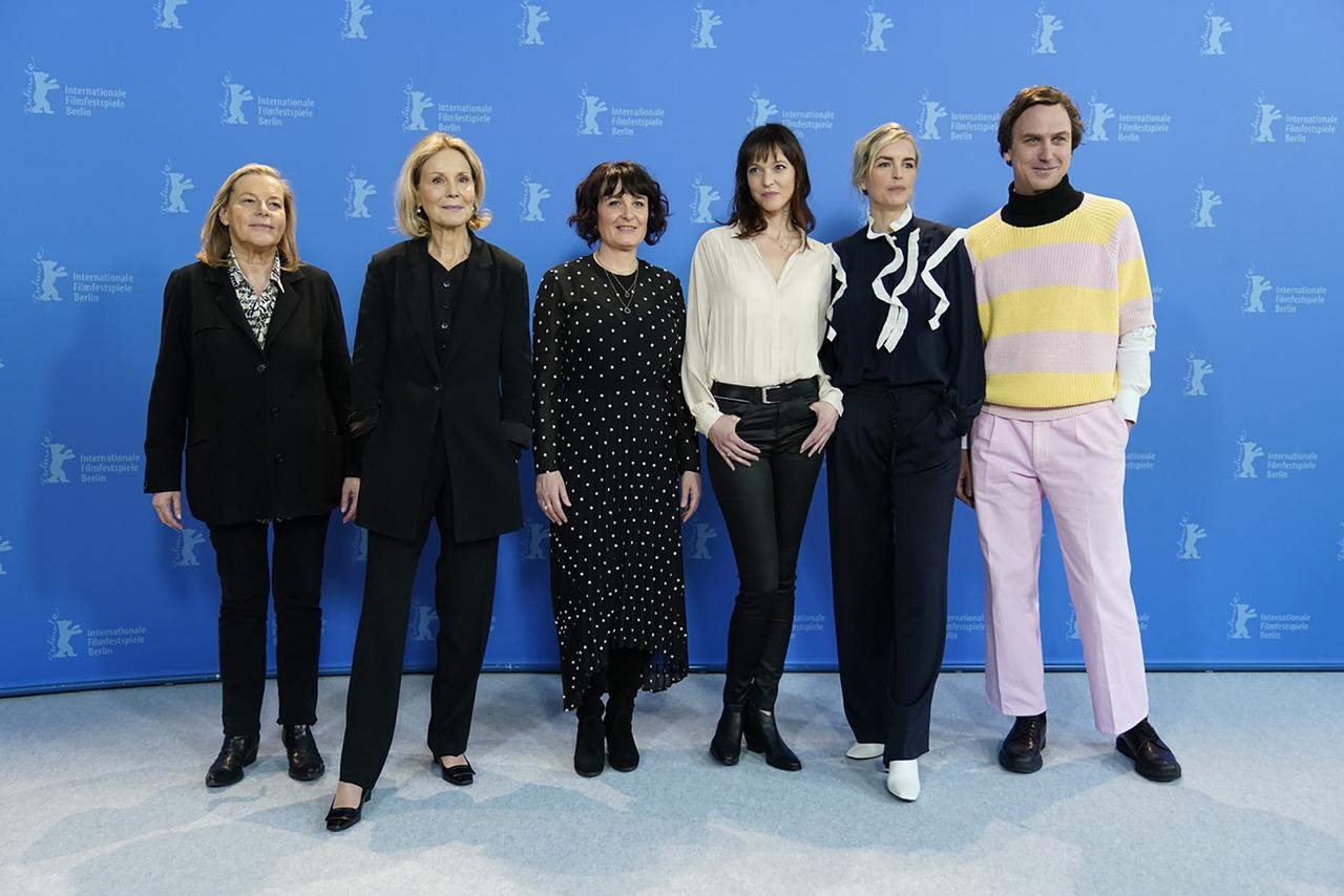 L'équipe du film "Schwesterlein" lors de la Berlinale en 2020: Ruth Waldburger, Marthe Keller, Stéphanie Chuat, Véronique Reymond, Nina Hoss et Lars Eidinger. [Keystone - Ronald Wittek]