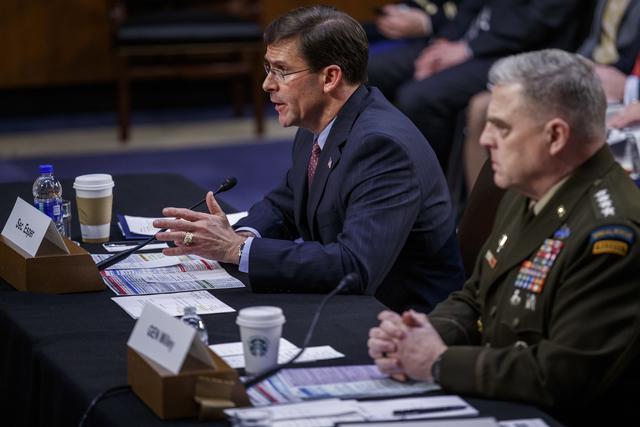 Le ministre américain de la Défense Mark Esper (gauche) et le chef d'état-major américain, le général Mark Milley. Washington DC, le 4 mars 2020. Image d'illustration. [Keystone/epa - Shawn Thew]