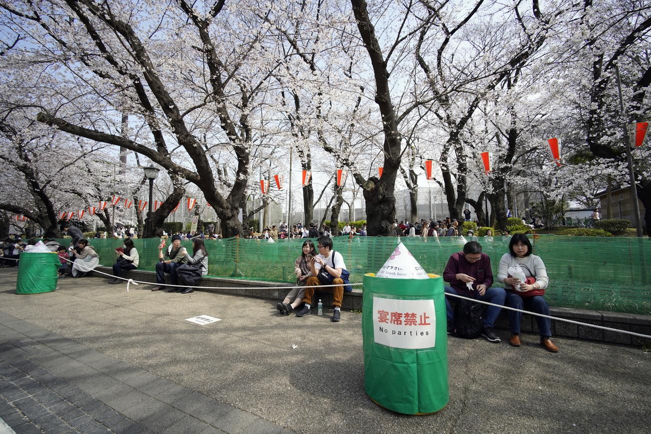 Une grande partie des pelouses du parc d'Ueno, à Tokyo, sont fermées au public. [Keystone/EPA - Franck Robichon]