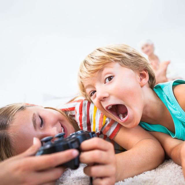 Deux enfants jouent à des jeux vidéos. [Depositphotos - Wavebreakmedia]