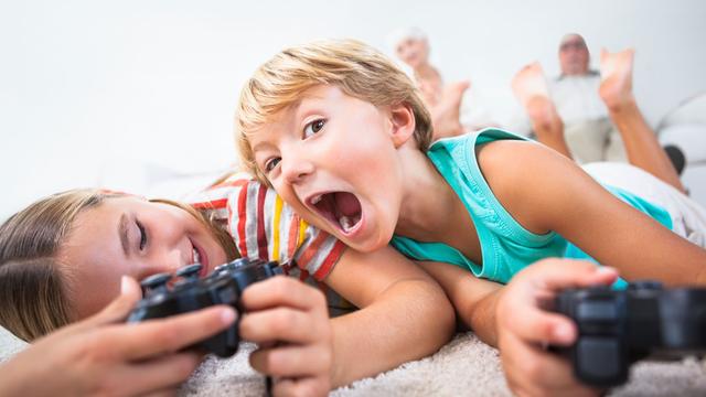 Deux enfants jouent à des jeux vidéos. [Depositphotos - Wavebreakmedia]
